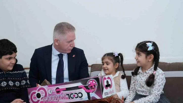 'Bir Çocuk Bir Dilek Projesi' kapsamında çocukların dilekleri teslim edilmeye başlandı