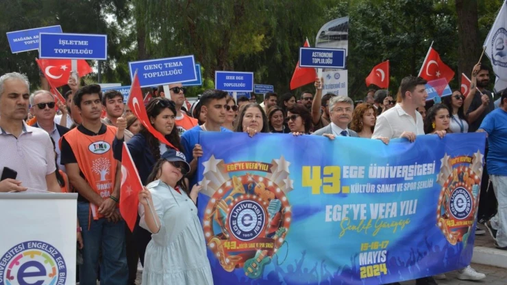 'Ege'ye Vefa Yılı Şenlik Yürüyüşü' renkli görüntülere sahne oldu