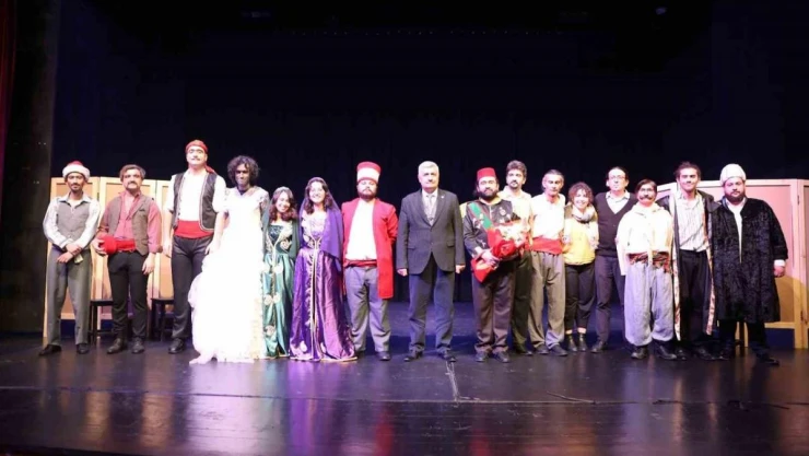 'Hamdi'nin İşleri Orta Oyunu' Efelerli tiyatroseverlerle buluştu