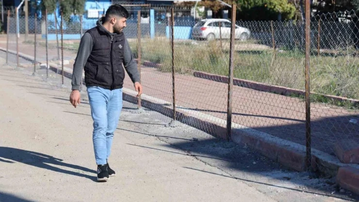 'Tapulu arazim' deyip kaldırımı telle çevirdi