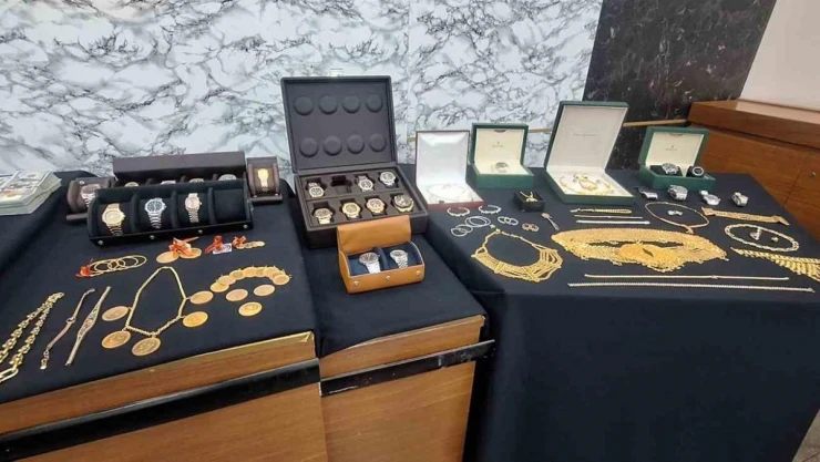 'Türk Escobar' lakaplı Urfi Çetinkaya'nın suç örgütüne düzenlenen operasyonda ele geçirilenler emniyette sergilendi