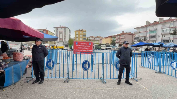 'Ucuz yemesinler' diyerek domatesleri çöpe dökmüştü: O esnafın tezgahı kapatıldı