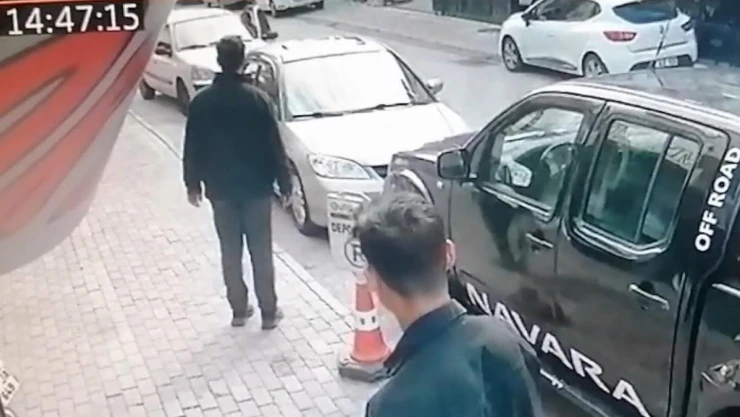 10 yaşındaki çocuk gaza bastı, araç park halindeki araçlara çarptı