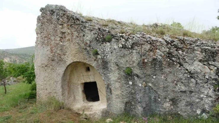 2 bin yıllık kaya mezarları görenleri şaşırtıyor