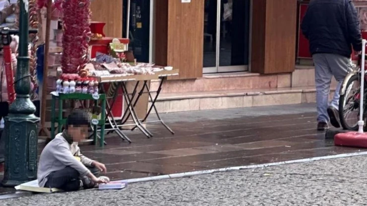 2 çocuk yasağa uymayarak dilendi