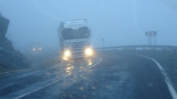 Ardahan'da yoğun sis ulaşıma engel oluyor