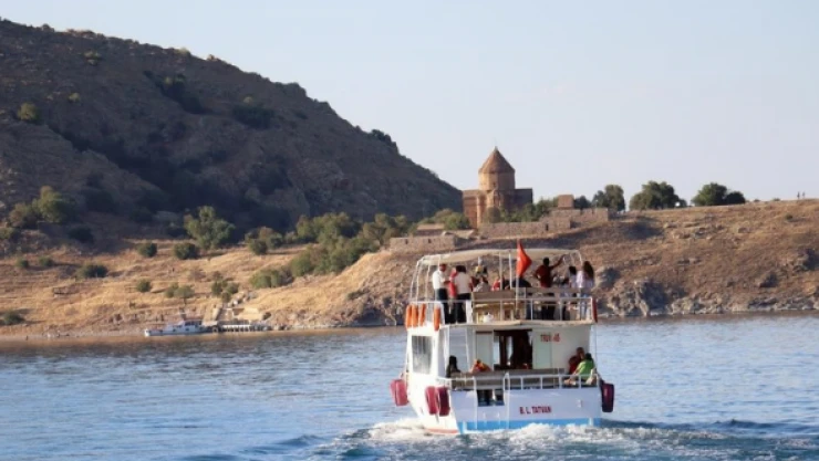 Surp Haç Kilisesi ibadete hazır