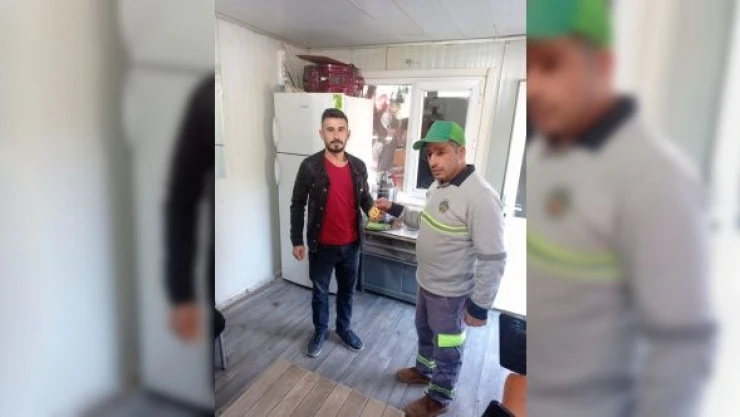 Bulduğu altın tuğrayı sahibine teslim etti