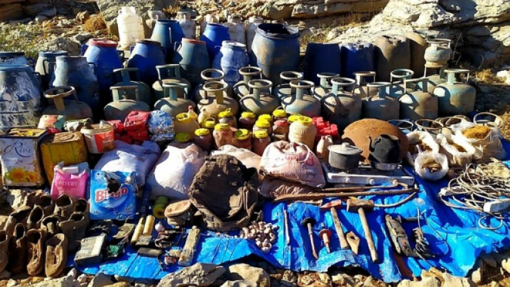 Çatak'ta teröristlere ait yaşam malzemeleri bulundu