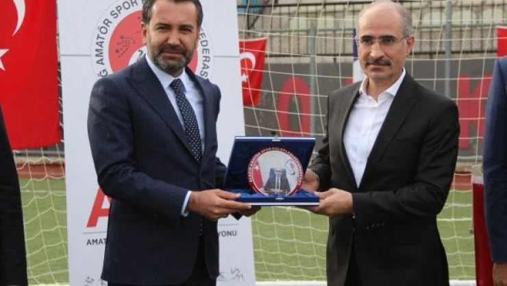 Elazığ'da 107 kulübe spor malzemesi yardımı yapıldı