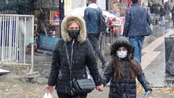 Kars'ta kar yağışı merkezde etkisini gösterdi