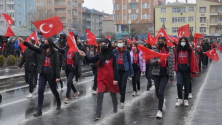 Kars'ta karlar altında Cumhuriyet coşkusu