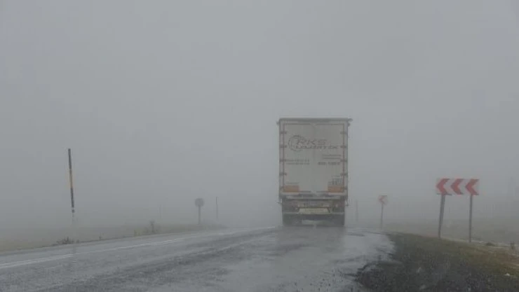 Sahara Geçidi'nde kar yağışı ve sis ulaşımı etkiliyor