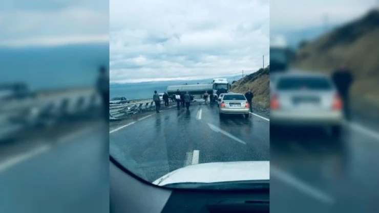 TIR direksiyon hakimiyetini kaybetti