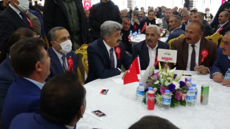 Van'da bütün muhtarlar eğlence için toplandı