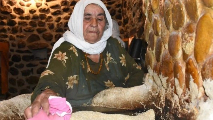 Asırlık su değirmeninde tahin yapılıyor