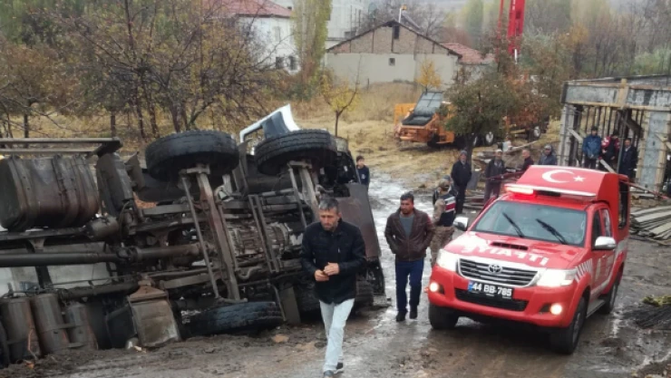 Beton mikseri yan yattı, sürücü sıkıştı