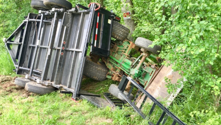 Düştüğü traktörün altında kaldı