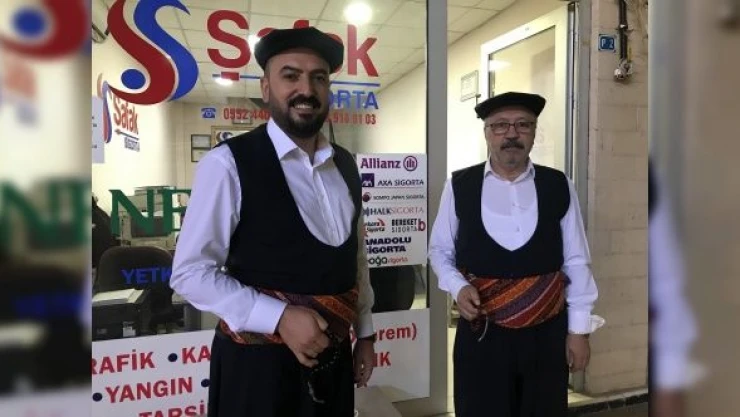 Müşterilerini yöresel kıyafetlerle karşılıyorlar