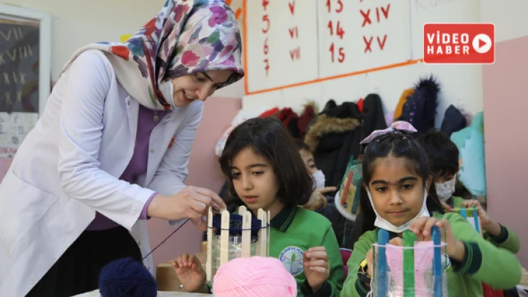 Hünerli öğrenciler yoğurt kovası kullanarak atkı ve bere ördü