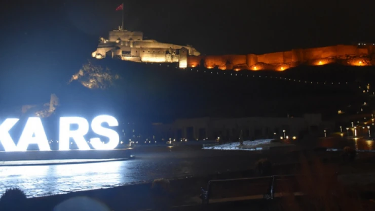 Kars Kalesi turuncu ışıklarla donatıldı