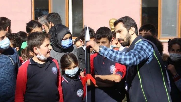 Köy çocuklarının roket ve drone heyecanı