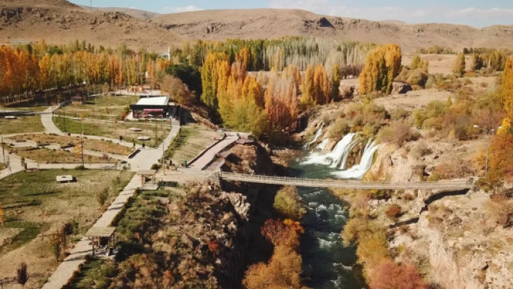 Muradiye Şelalesi turistlerin ilgi odağı oldu