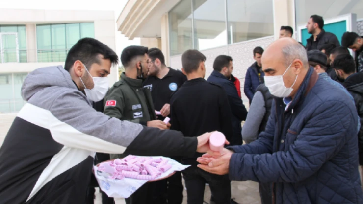 Sigarayı bıraktı, biriktirdiği parayla öğrencilere yardım etti