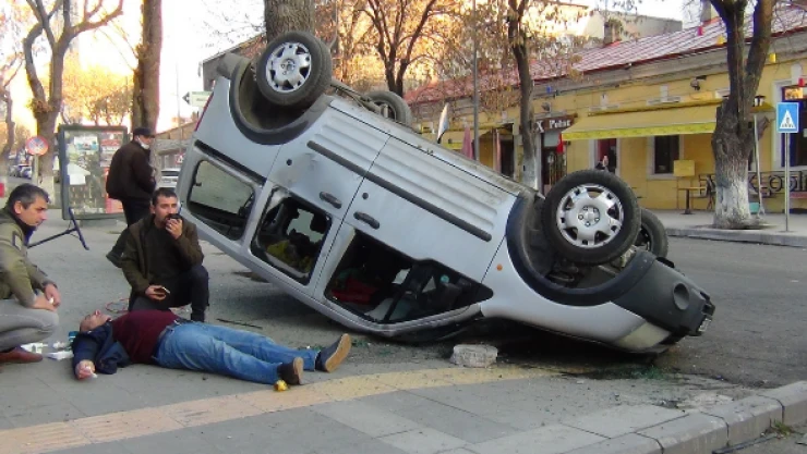 Takla atan otomobilde sıkışan sürücüyü polis kurtardı