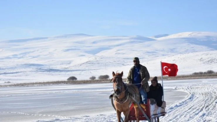 Çıldır Gölü buz buttu vatandaş akın etti