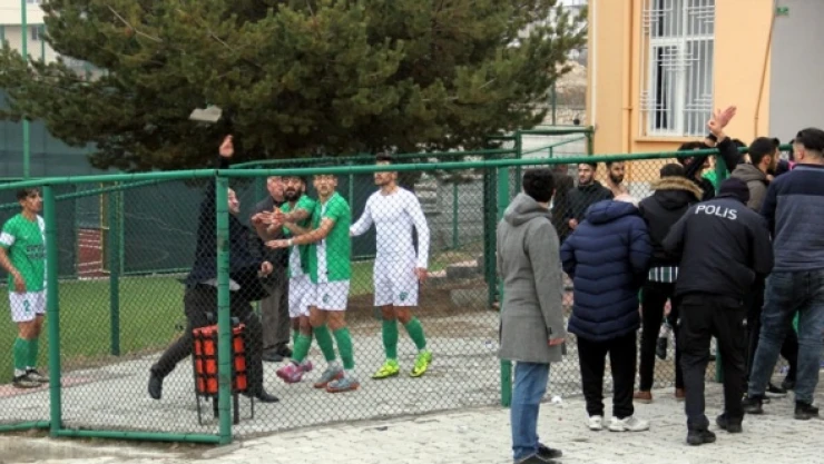 Malatya İdmanyurdu ve Pütürge Belediyespor futbolcuları birbirine girdi!