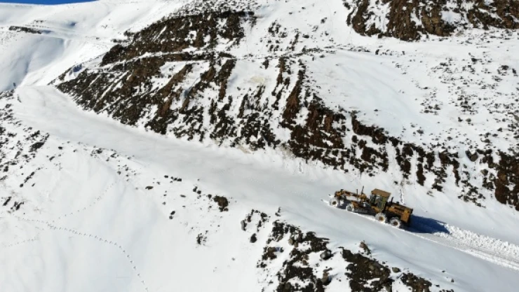 Muş yolları açmaya devam ediyor