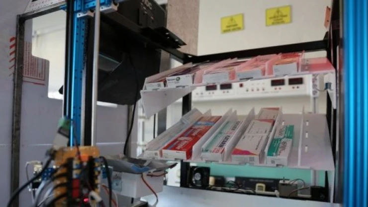 Öğrencilerden nöbetçi eczane arama derdine 'Akıllı' çözüm