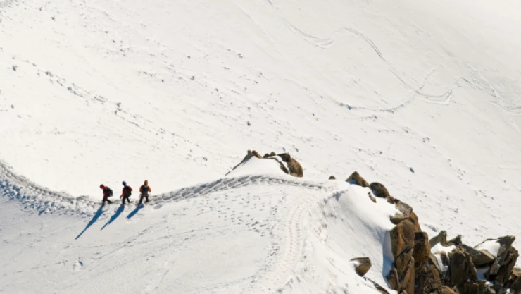 Ağrı Dağı'nda 2 hemşire, 7 günlük zorlu tırmanışla zirveye ulaştı