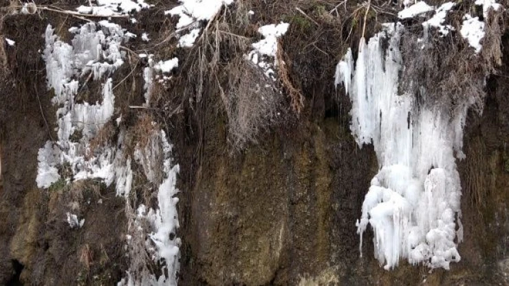 Arpet Şelalesi kısmen dondu