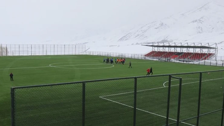 Başkale'de yeni stat ve semt sahaları hizmete girdi