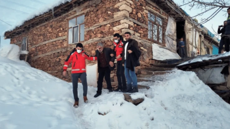 Bingöl'de yolu kapalı köydeki hastaya UMKE ulaştı