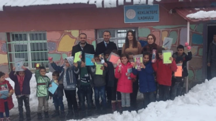 Bitlisli çocuklar kırtasiye malzemeleriyle sevindi