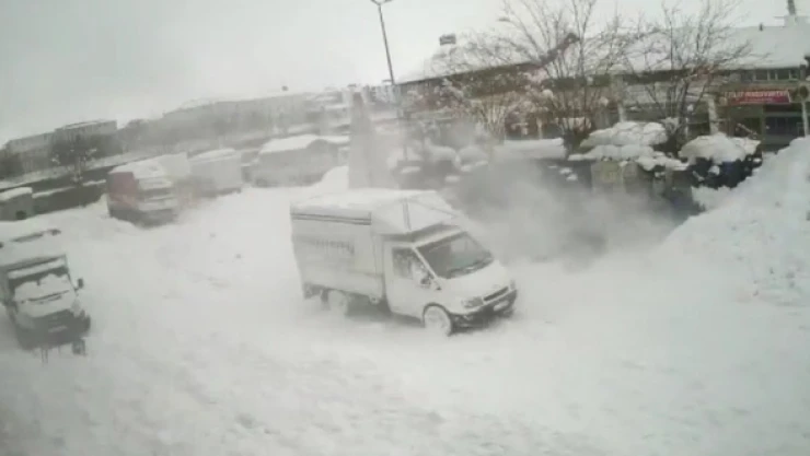 Çatıdan düşen kar kütleleri az daha canından ediyordu!