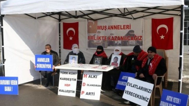 Gözü yaşlı aileler nöbete devam ediyor