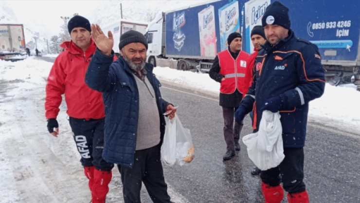 Yolda kalan TIR sürücüleri aç bırakılmadı