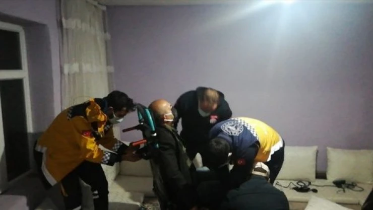 Mezrayı kar kapattı, rahatsızlanan vatandaş mahsur kaldı