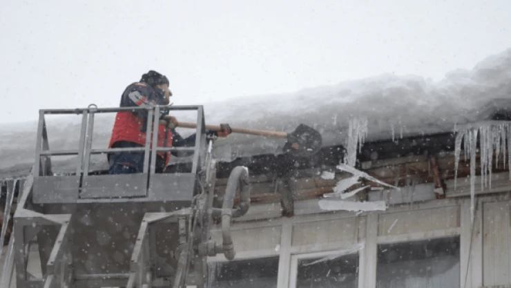 İtfaiye ekipleri tehlikeyi önlüyor
