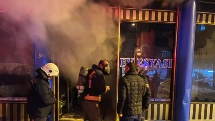 Malatya'da yangına müdahale eden itfaiye eri dumandan etkilendi