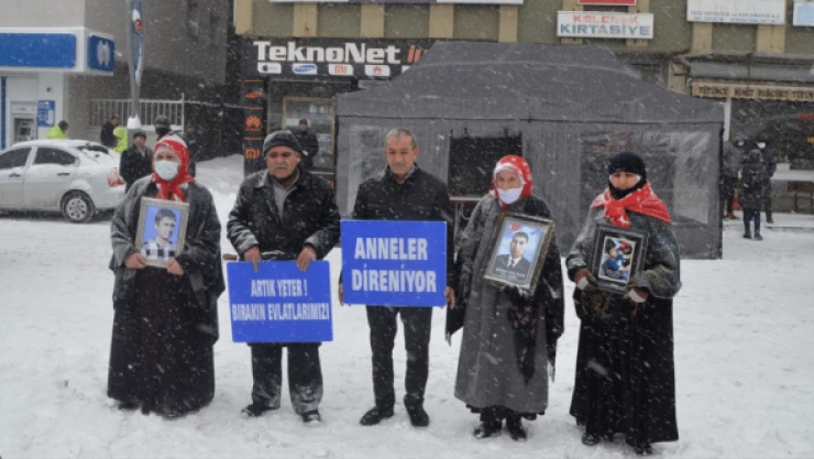 Muşlu anneler kar altında evlat nöbetini sürdürdü