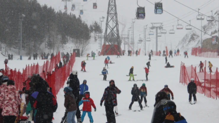 Palandöken Kayak Merkezi'ne turist akını!