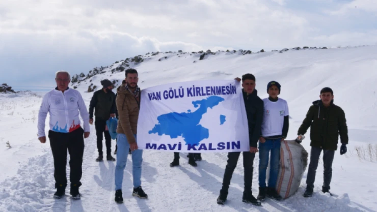 Van Gölü aktivistleri sokak hayvanlarını unutmadı