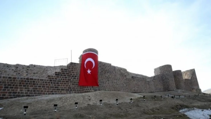 Tarihi  Urartu kalesi ışıklandırıldı