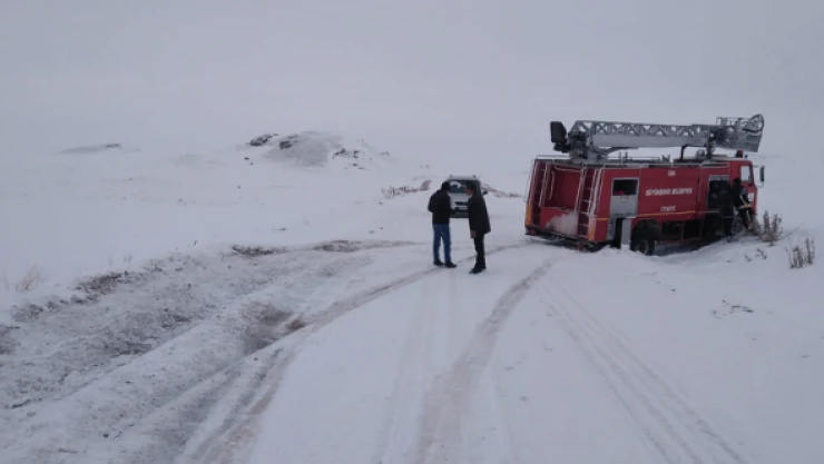 Yangın söndürmeye giden itfaiye yoldan çıktı!