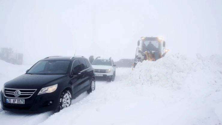 4 metrelik kardan 4 araç kurtardılar